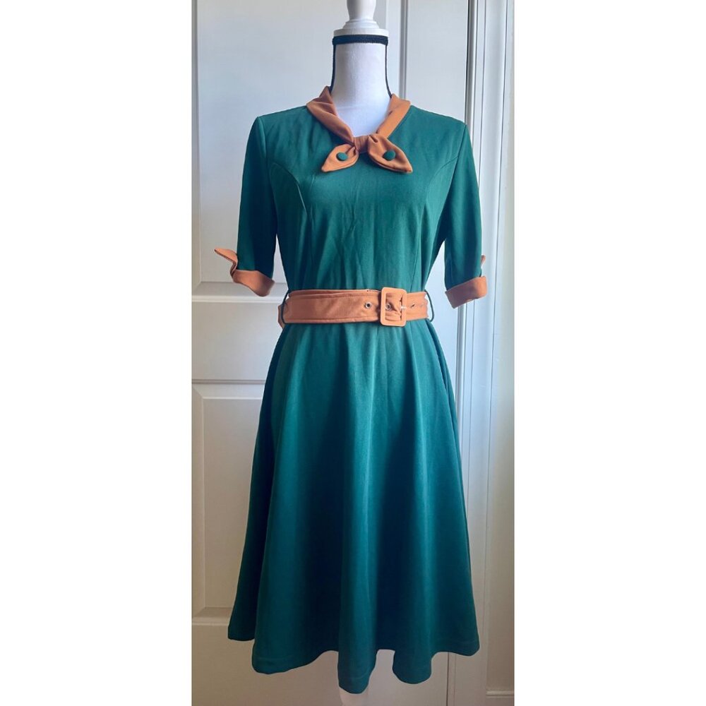 Vintage-Inspired Emerald Green Dress with Contrasting Trim